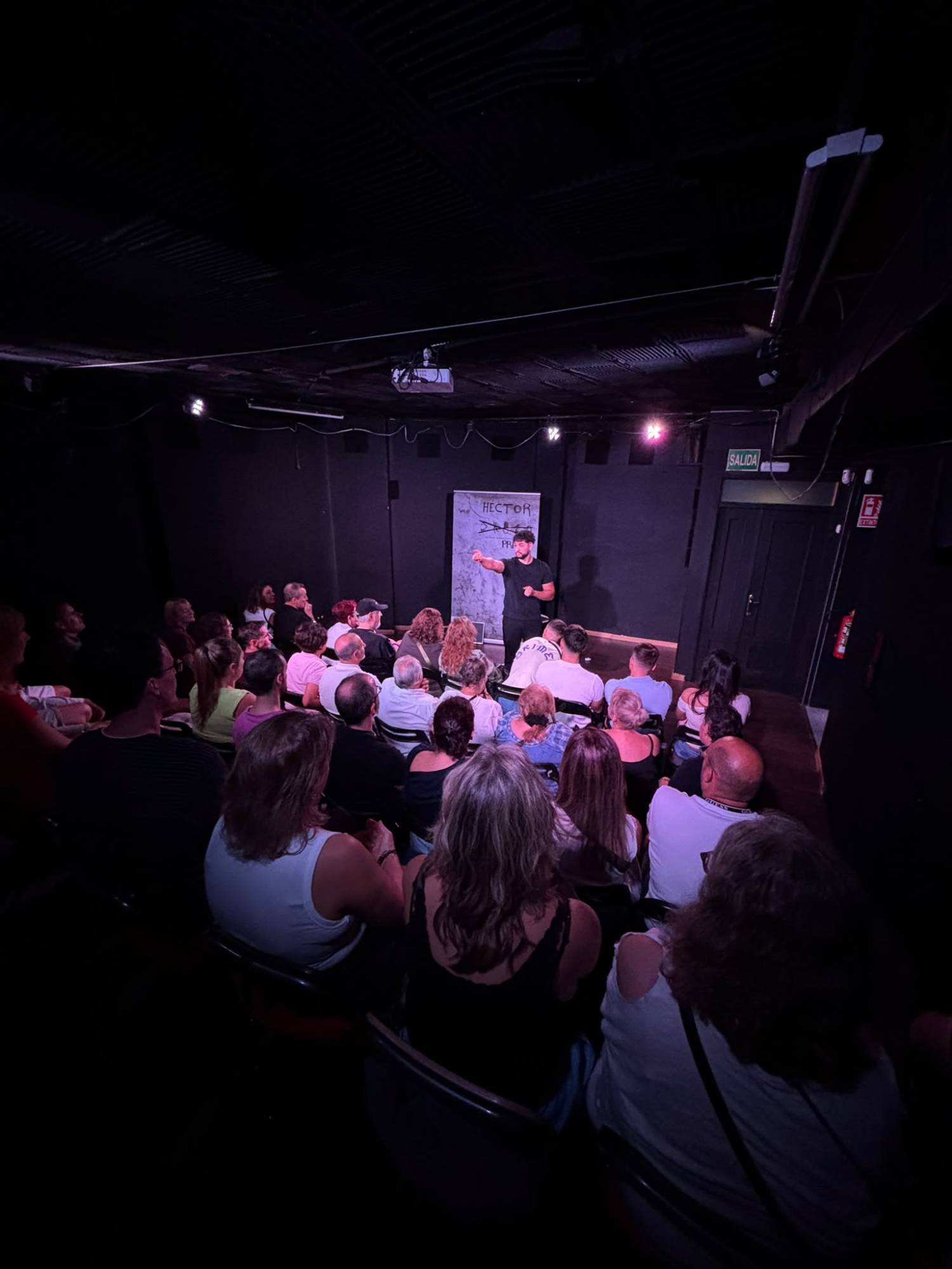 Héctor Prado señala a alguien del público durante el show, con la sala llena
